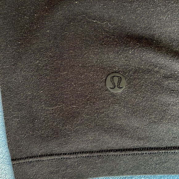 Black Lululemon crescent tee - Picture 3 of 3